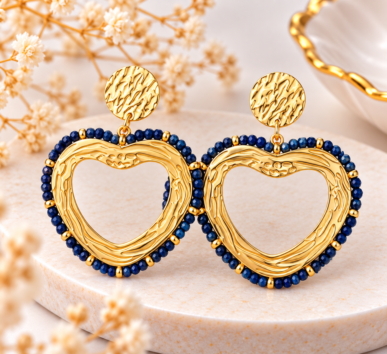 Boucles d’oreilles pendantes cœurs dorés et perles bleu marine
