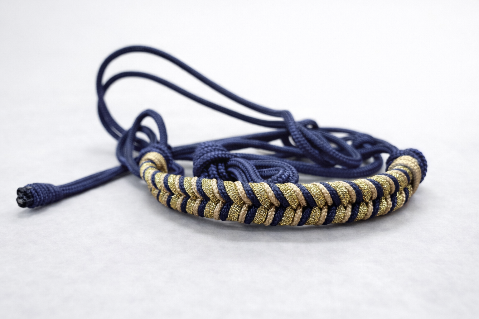 Licol paillettes or et bleu marine