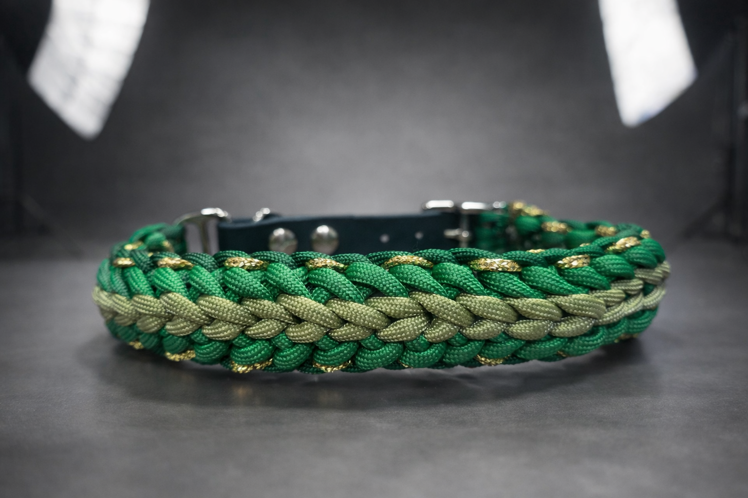 Collier triangle vert paillettes