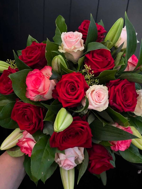 Handgebonden boeket - rozen en lelies - vanaf