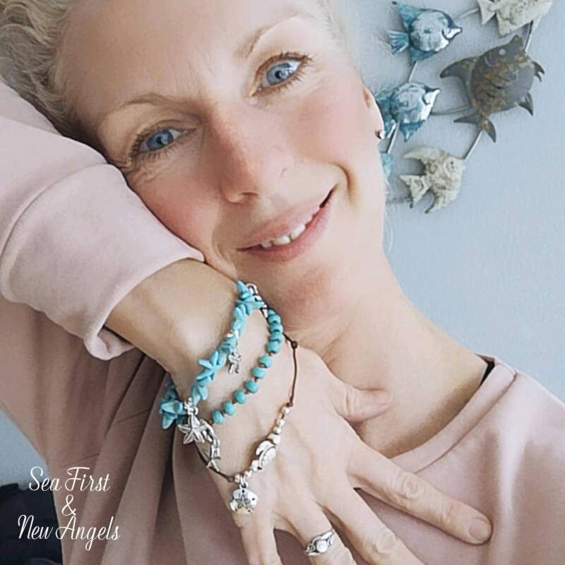 Ingrid van new Angels draag een biolgisch katoenen roze jurkje, en sieraden van Sea First. mode merken,  fashion designer Ingrid,  kleding merken, kleding merken dames, kledingmerken dames, leuke kledingmerken, nederlandse kledingmerken. fashion, sieraden