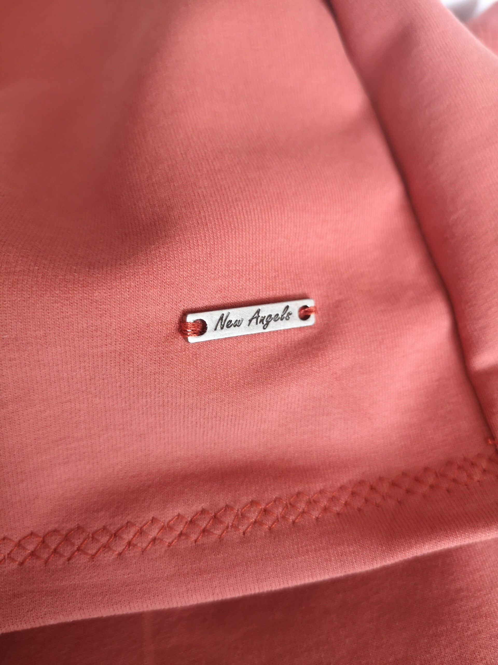 New Angels is een betaalbaar duurzaam kledingmerk. De kledingstukken worden in Nederland gemaakt. Fair made. Organic clothes. Biologische en vegan kleding. Jurkje van sweaterstof, sweaterjurkje