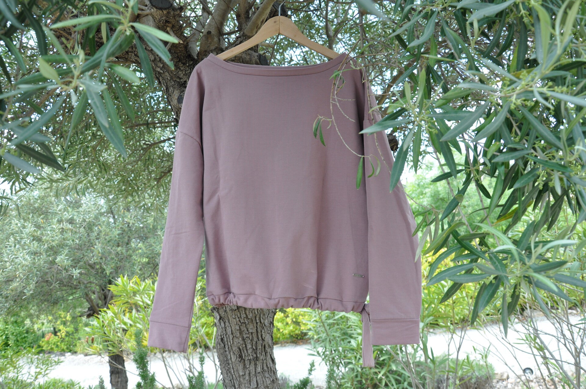 New Angels biologisch katoen sweater. Duurzame kleding van New Angels. Groene kleding is milieuvriendelijke kleding die gemaakt is van natuurlijke materialen, zoals hennep, bamboe, linnen of biologisch katoen. De productie van groen kleding heeft in het b