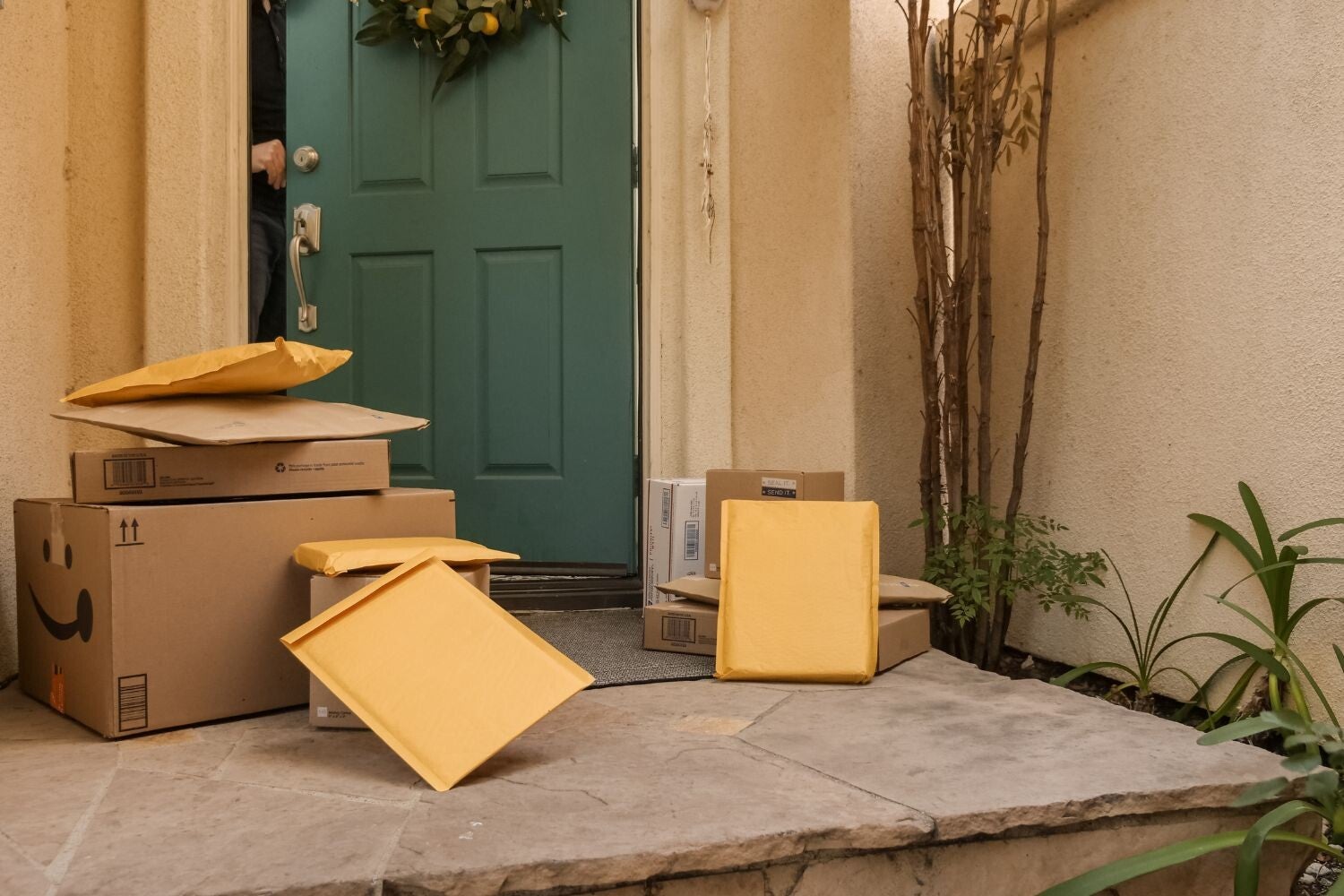 webshop aan koop retour sturen. Wat betekend retour sturen? Is retour sturen gratis? Wat kost iets retour sturen? Hoe maak je een Retourlabel?  pakket retourneren postnl waar kan ik postnl pakket retourneren wetgeving retourneren artikelen postnl retour o