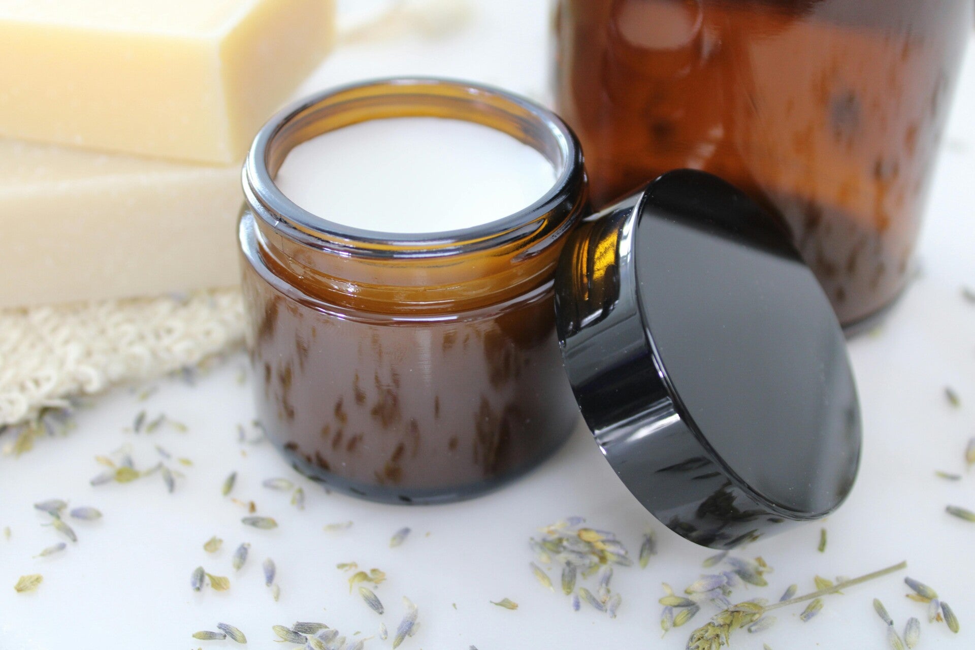 biologische cosmetica, mijn favorieten. Welke cosmeticamerken zijn biologisch? Wat zijn de beste natuurlijke skincare merken? Is Dr. Hauschka 100% natuurlijk? Is Weleda 100% natuurlijk? wat is biologische cosmetica. bio skincare. natuurlijke verzorging