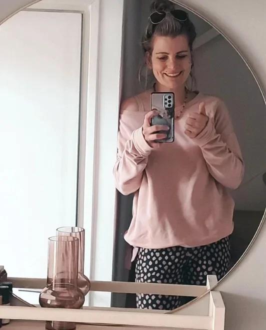 biologisch katoenen sweater van New Angels. zachte biokatoen trui. organic cotton sweater dames. roze sweater off shoulder. sweater wijde hals. wijde halsopening. lange mouwen. roz trui van new angels.