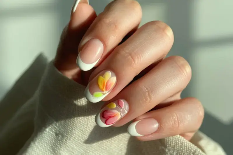 Nail art voor de zomer. korte nagels met french tips. french manicure met nail arts bloemen. Zomer Nagels 2025, Nageltrends zomer 2025. Trendkleuren zomer 2025. Nagelideeën en inspiratie zomer 2025.