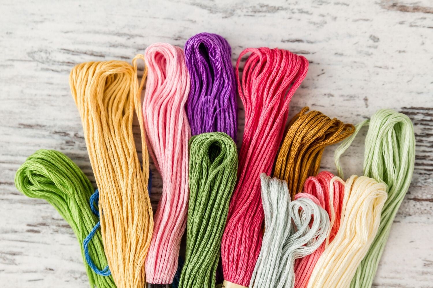Borduren met duurzame aren in natuurlijke kleuren. New Angels is een duurzaam modemerk in Nederland, het beste modemerk voor je duurzame en vegan kleding. In onze duurzame blogs leggen we je stap voor stap uit wat duurzame kleding is en wat eco garen zijn