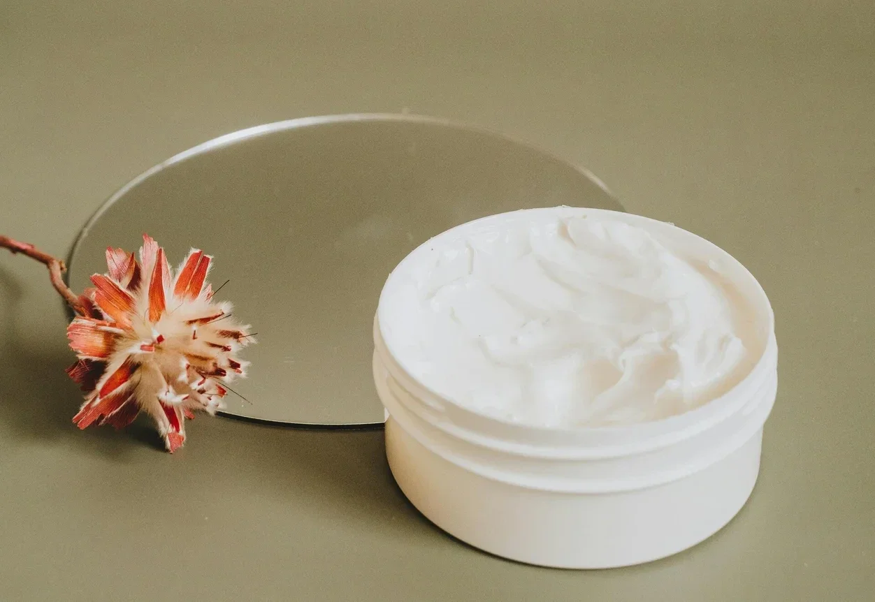 Wat doet een body butter? Wat is het verschil tussen body butter en bodylotion? Waar moet je body butter smeren? Hoe breng je body butter aan? Is het oké om elke dag bodybutter te gebruiken? Moet je bodybutter onder de douche of erna gebruiken? Wat is het