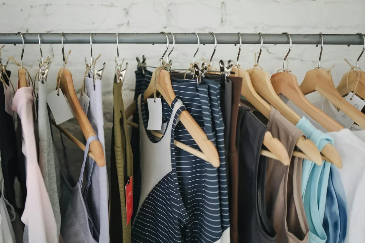 Hoe weet je of je kleding duurzaam is? Waaraan moet kleding voldoen om duurzaam te zijn? Wat zijn 4 duurzaamheidsprincipes? Welke kleding is echt duurzaam? Is C&A echt duurzaam? Is H&M kleding duurzaam? Is Zara kleding duurzaam? new angels duurzame mode