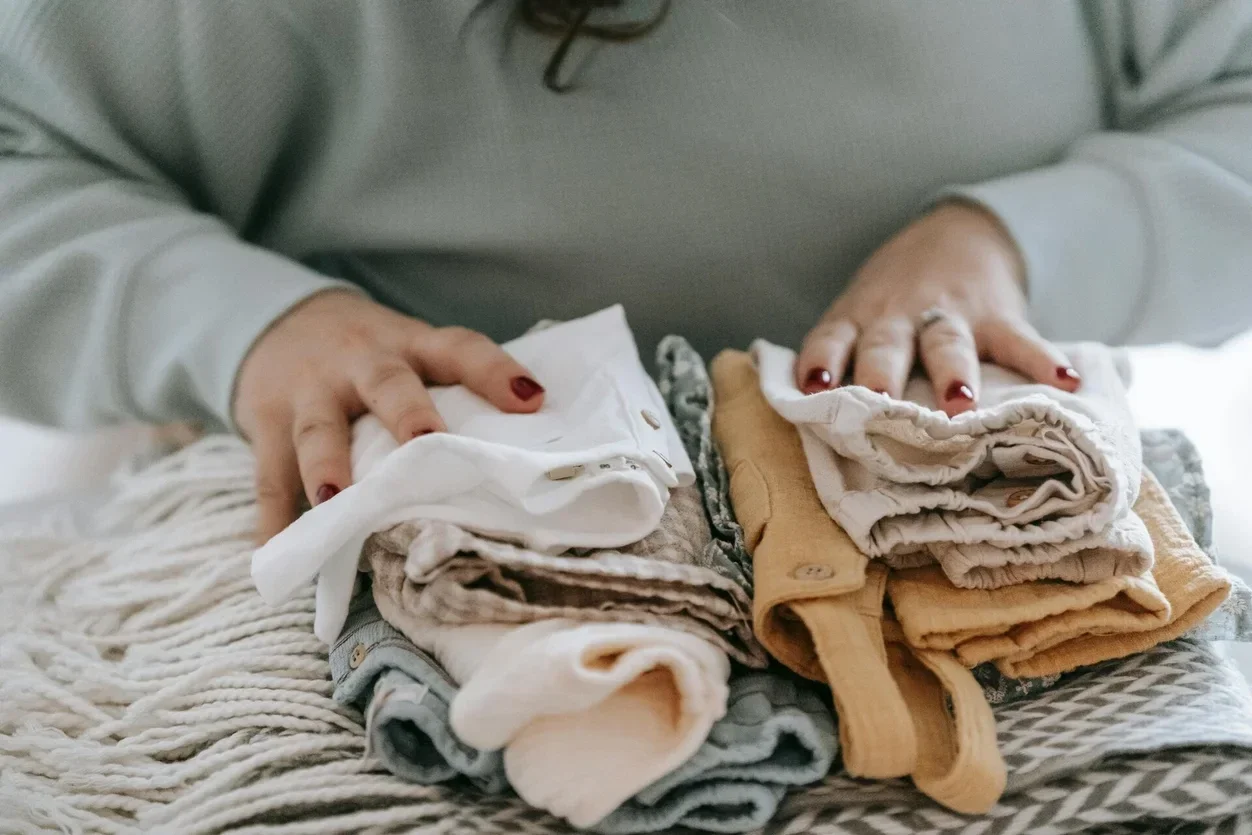Wat valt onder synthetisch? Hoe weet je of een stof synthetisch is? Wat zijn synthetische kleren? Welk kledingmateriaal is synthetisch? Wat is 100% synthetisch? Waarom stinkt synthetische kleding?