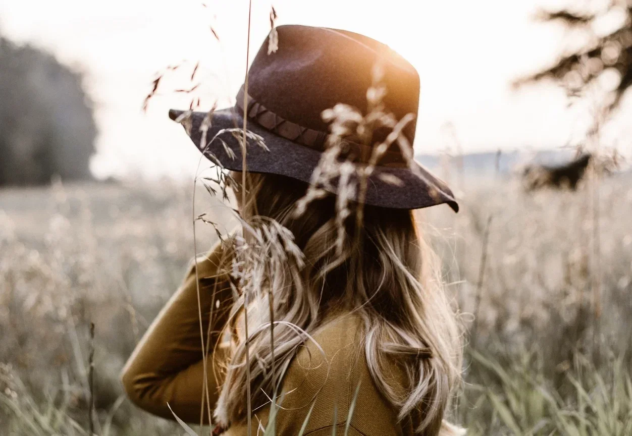 New Angels eco fashion voor vrouwen. Welke kleding draag je als veganist? Vegan kleding is gemaakt zonder enig dierlijke materialen. Neem bijvoorbeeld warme zachte wol van schapen, die kan je makkelijk vervangen met knitwear van biologisch katoen. Net zo 