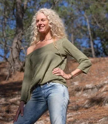 Ingrid de haan in kleding van new angels, Duurzame kleding voor vrouwen. betaalbare mode voor dames. off shoulder shirt new angels. groen kleding. shirt wijde hals.