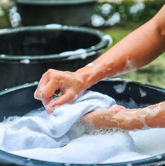Je duurzame kleding wassen doe je zo. Liefst handwas maar machine kan ook. Handwasjes doen is goed voor je natuurlijke kleding. New Angels is een duurzaam modemerk. Vegan kleding en vegan wasmiddel is het beste. Duurzame kleding made in Holland