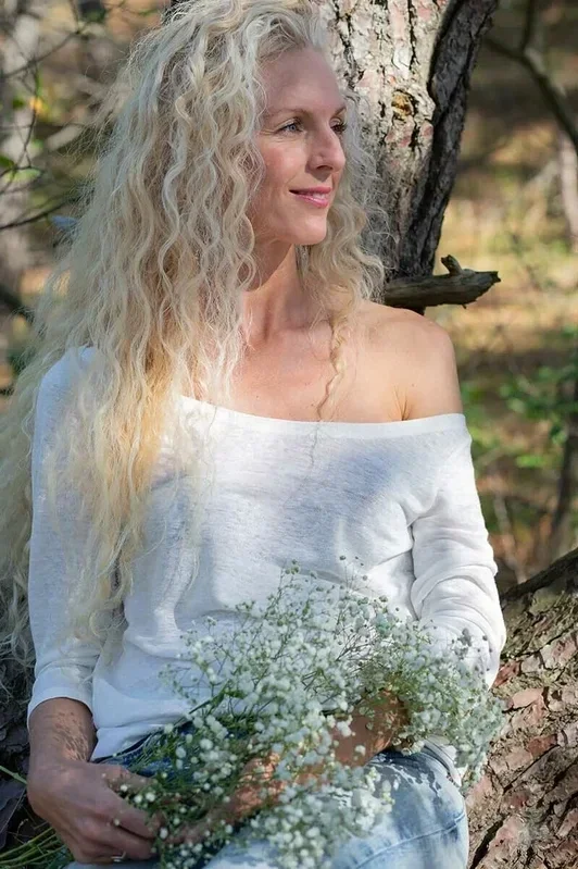 Ingrid de Haan, eigenaresse van mode merk New Angels. Witte hennep top gemaakt van 100% hennep stof. Ingrid schrijft blogs over duurzame kleding, gezonde recepten en natuurlijke cosmetica. DIY wasmiddel en was tips.
