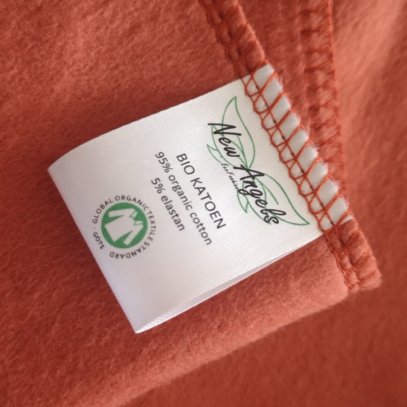 New Angels jurkjes zijn gemaakt van biologisch katoen met GOTS keurmerk. Dit GOTS certificaat is de garantie en zekerheid dat je echt biologisch katoen hebt. Duurzame sweaters en biologische jurkjes van modemerk New Angels worden in Nederland gemaakt. Bio