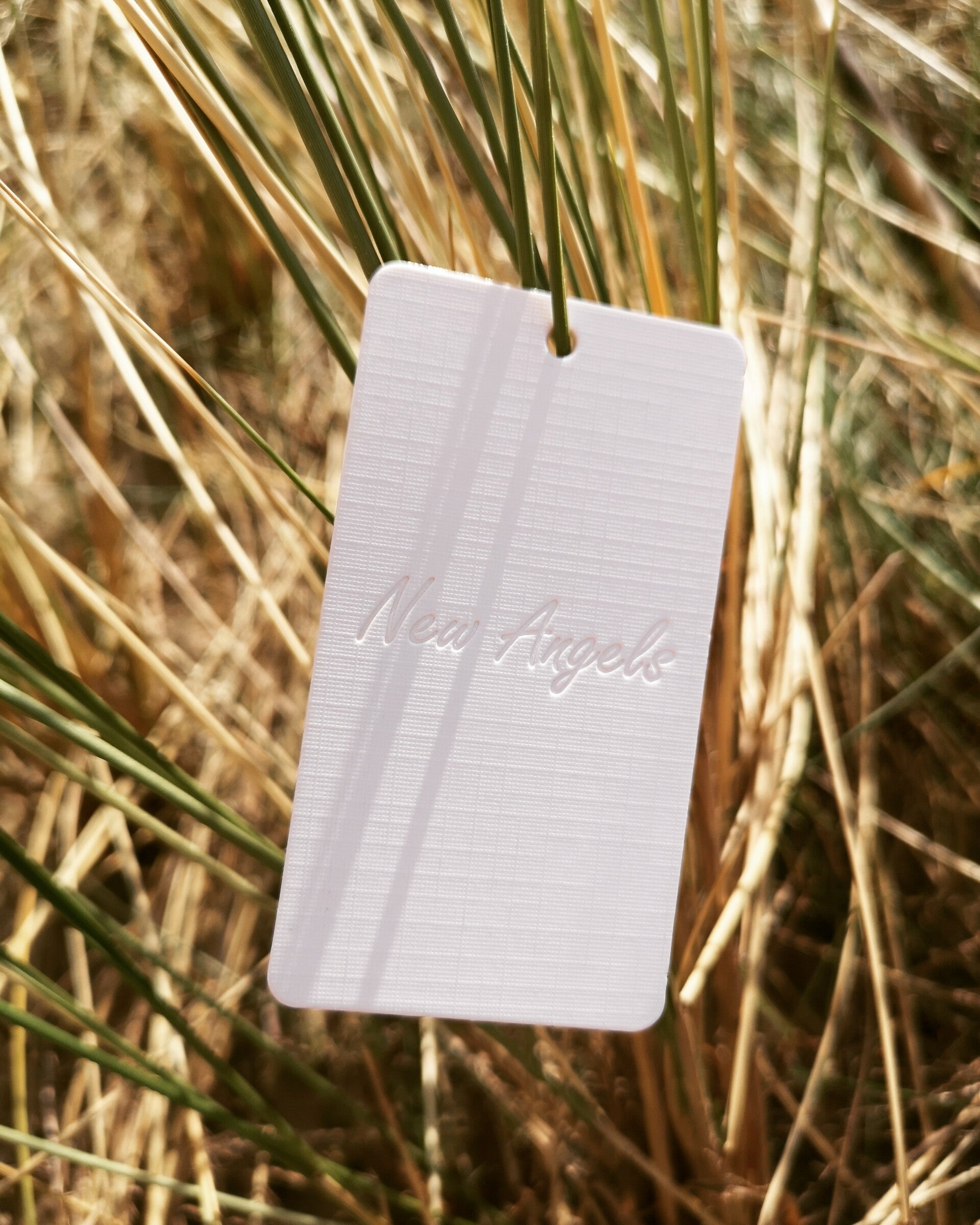 New Angels. Nieuwe engelen. New Angels Eco Fashion. nieuwe engelen redden de wereld door biologische kleding te dragen en niet bij te dragen aan de vervuiling in de modeindustrie. Geen vervuiling maar liefde en eerlijke lonen. naamkaartje, tag, taggs, kle