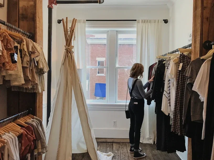 duurzame kleding van new angels. Wat betekent het Fairtrade-logo? Van alle keurmerken stelt Fairtrade de hoogste eisen aan productieomstandigheden en prijzen. Die moet duurzaam zijn voor mens en natuur. Ook controleren ze de productieketens.