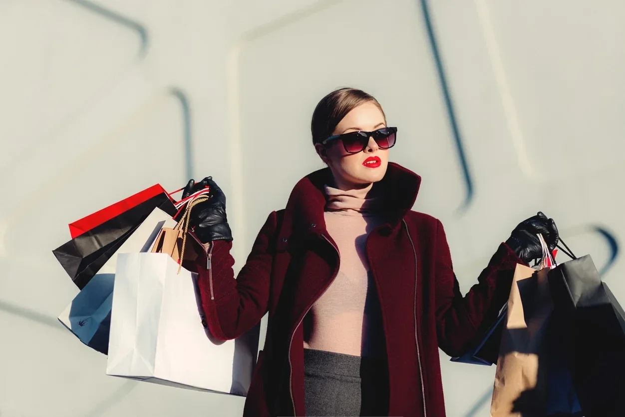 Slow fashion houdt in dat je op een meer bewuste, holistische manier met kleding omgaat. Je kijkt dus niet alleen naar het kledingstuk dat voor je hangt