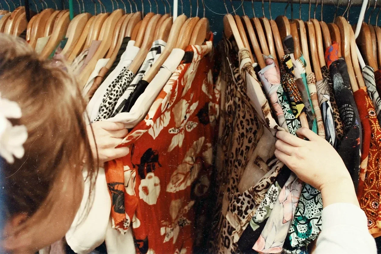 Fairtrade betekent eerlijke handel of eerlijke ruil. Fairtrade kleding, maar voornamelijk Fairtrade voedsel, is eerlijk en verantwoord geproduceerd. Het is een term die gebruikt wordt voor ontwikkelingslanden, waar de makers van Fairtrade kleding een eerl