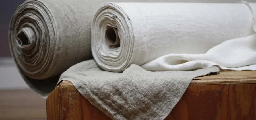 De mooiste natuurlijke kleding vind je bij modemerk New Angels van Ingrid de Haan. Linnen kleding voor dames. Biologische dameskleding. hennep linnen, eco linnen, fijn wit linnen, biologische gordijnstoffen, linnen stof, biologisch katoen stoffen, linnen 