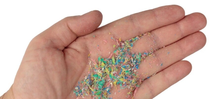 Microplastics in je was water van je kleding. microplastics in kleding en mode. synthetische kleding met micro plastics. New Angels duurzame kleding. wassen zonder problemen