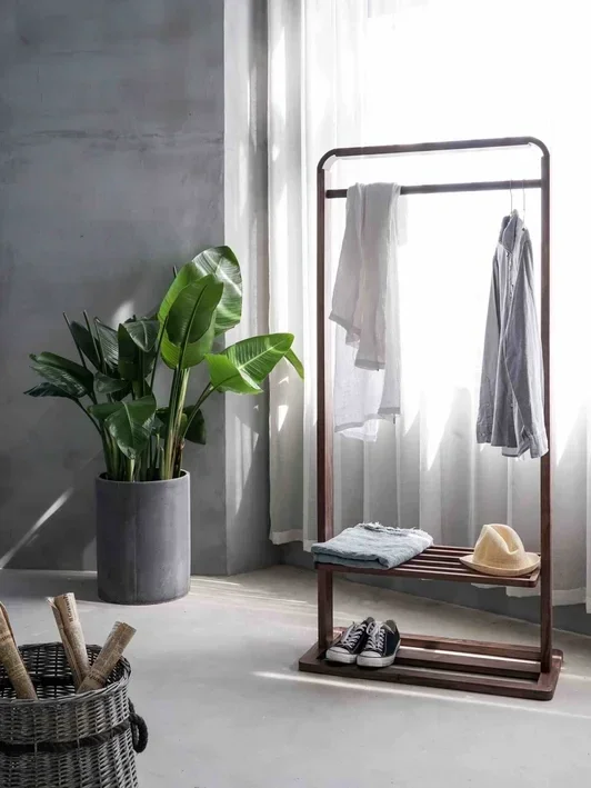Wat is een goede basisgarderobe? Hoe kun je het beste je kledingkast indelen? Hoeveel kleding heb je echt nodig? Hoe kledingkast minimaliseren? minimalistische kleding dames. minimalistische kledingkast. comfortabele kleding dame. minimalistische mode. mi