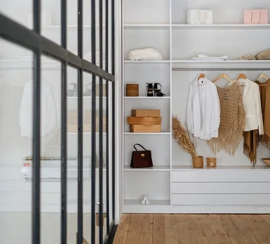 Wat is een goede basisgarderobe? Wat is minimalistische mode? Hoe bouw je een garderobe op? Hoe kledingkast minimaliseren? minimalistische kleding dames. minimalistische kledingkast. comfortabele kleding dame. minimalistische mode. minimalistische gardero