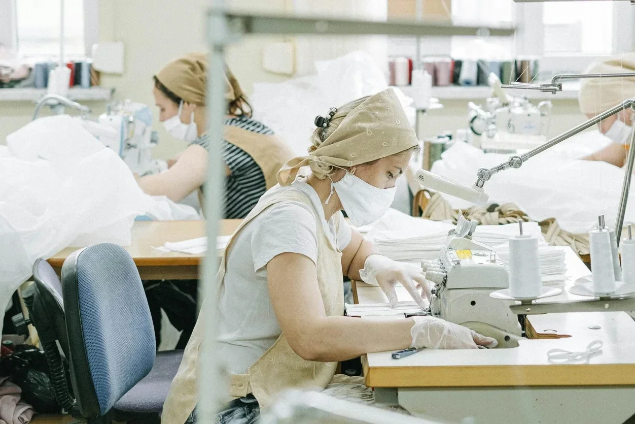 hennep shirt van New Angels. dameskleding. ‘Sweatshop’ is de populaire benaming voor een naaiatelier waarin arbeiders in landen als Bangladesh en India onder slechte omstandigheden kleding maken