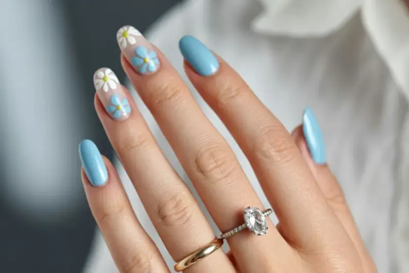 12 zomer nagels ideeen. baby blue nagels. nails for summer. nail art. bloemen nagels. blauwe bloemen nagels. mooie handen. Nageltrends zomer 2025. Trendkleuren zomer 2025. Nagelideeën en inspiratie zomer 2025.