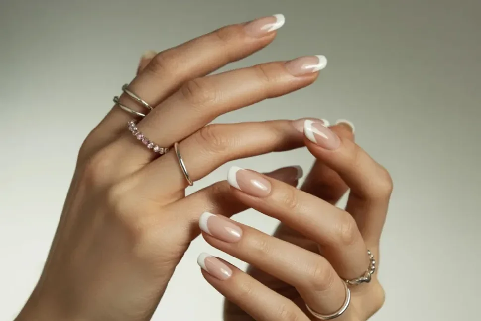 klassieken en elegenate nagels. french manicure for summer. french tips, witte nagels voor de zomer. Nageltrends zomer 2025. Trendkleuren zomer 2025. Nagelideeën en inspiratie zomer 2025. wedding nails. beautiful nails. beste nagels voor dit jaar