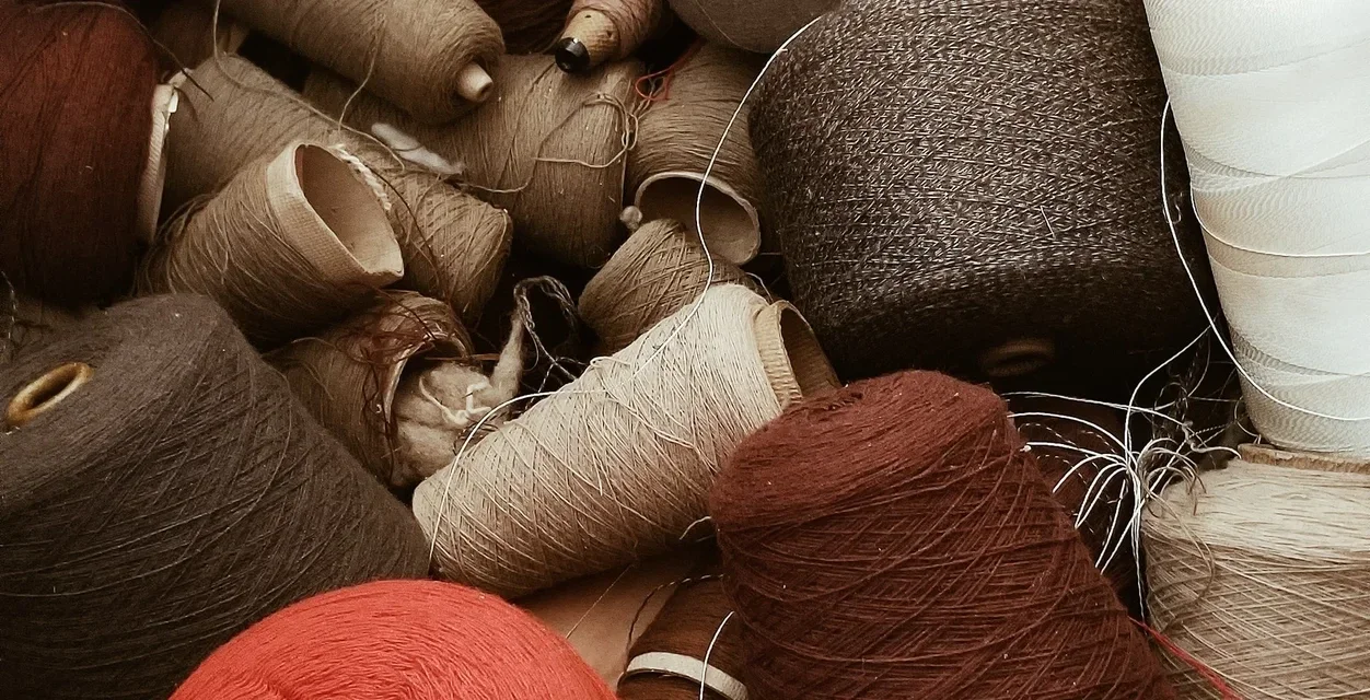 Alle soorten garen. naaigaren. New Angels duurzame mode, duurzame garen voor kleding, ecologische draden en garen en stoffen. Duurzame stoffen en garen voor kleding en mode van New Angels. Modemerk New Angels, naaien met garen, zelf je kleding naaien, hoe