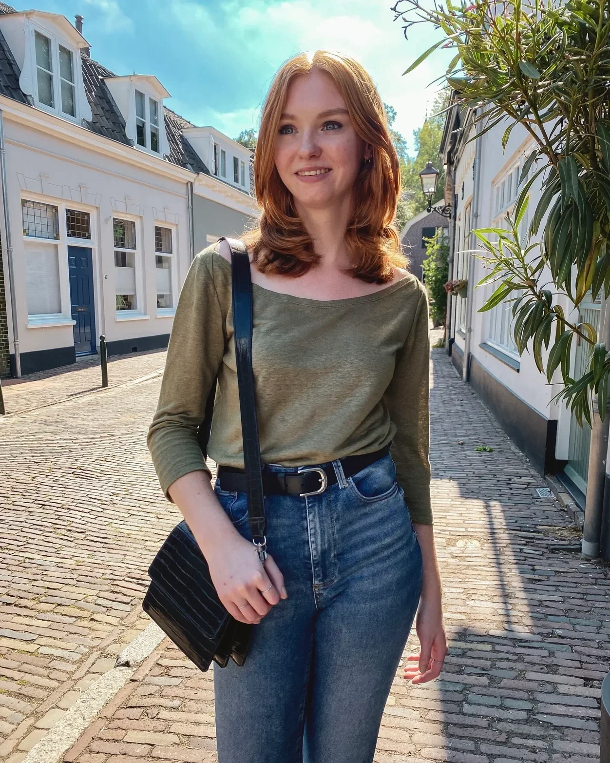 duurzame kleding van new angels, hennep tshirt in groen. mooie herfstkleuren hennep shirts. duurzame mode hennep kleding. hennep shirts van new angels. dames shirts voor de herfst. modeblogger en review new angels.