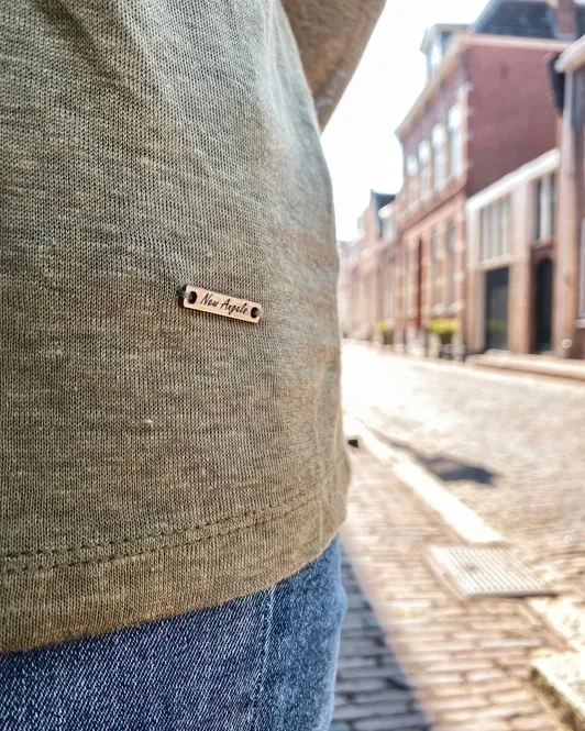 new nagels kleding. duurzame hennep shirts van new angels. het groene hennep tshits van new angels. damesmode die betaalbaar is van modemerk new angels. sustainable fashion label new angels. groene tshirts voor vrouwen. hennep tshirt. duurzaam keldingmerk