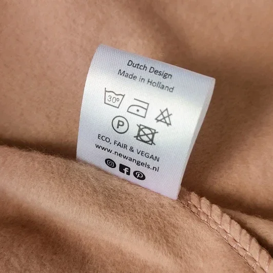 Wat betekent de tekens op een waslabel? Hoe lees je het waslabel op kleding? Wat is de betekenis van symbolen? Wat betekent een rondje met een kruis op een waslabel?