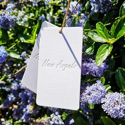 Duurzaam kldingmerk New Angels heeft gerecyclede kledingtags, mooie kledingkaartjes van duurzaam materiaal. duurzame mode en duurzame kleding koop je bij new angels. new Angels is het modemerk van Ingrid de Haan. Zij ontwerpt en maakt de kleding in haar n