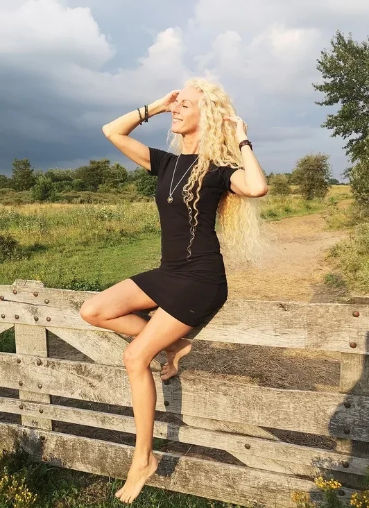 Ingrid de Haan eigenaresse van new Angels, ingrid is ontwerpster en naaister. duurzame kledinf gemaakt door ingrid de haan kun je kopen in de webshop www.newangels.nl gratis verzending in nerderland Ingrid de Haan founder off new angels eco fashion