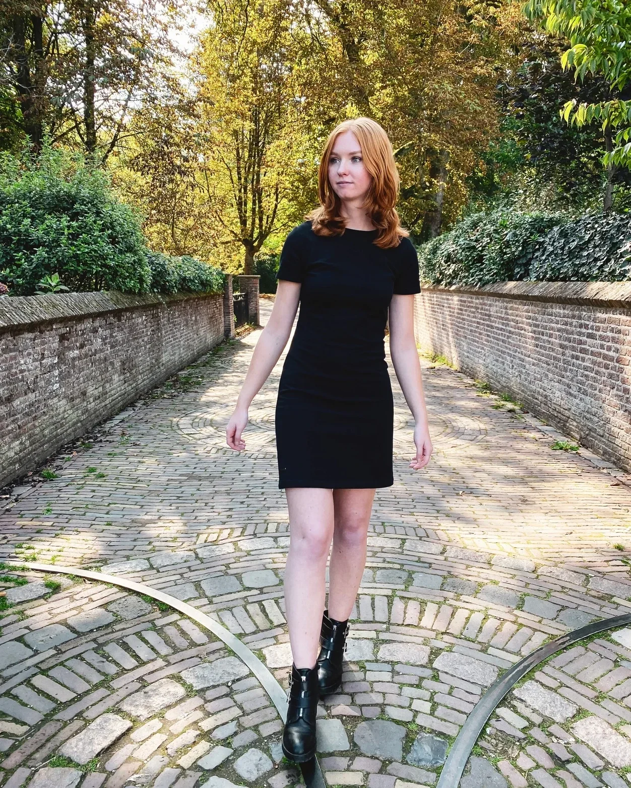 little black dress van new angels. deze little black dress van new angels is gemaakt van biologisch katoen en voelt zeer zacht en warm aan. zachte biokatoen van new angels. zwart jurkje van new ange;s. zwart katoenen sweaterjurkje. duurzame zwarte jurk vo