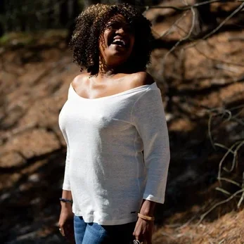 hennep shirt. White shirt. off shoulder shirt. Groene kleding van New Angels. New Angels hennep kleding. biologisch katoen t-shirt dames, hennep kleding groothandel, heren t-shirt biologisch katoen, eco t-shirt, bio katoen t-shirts groothandel, organische