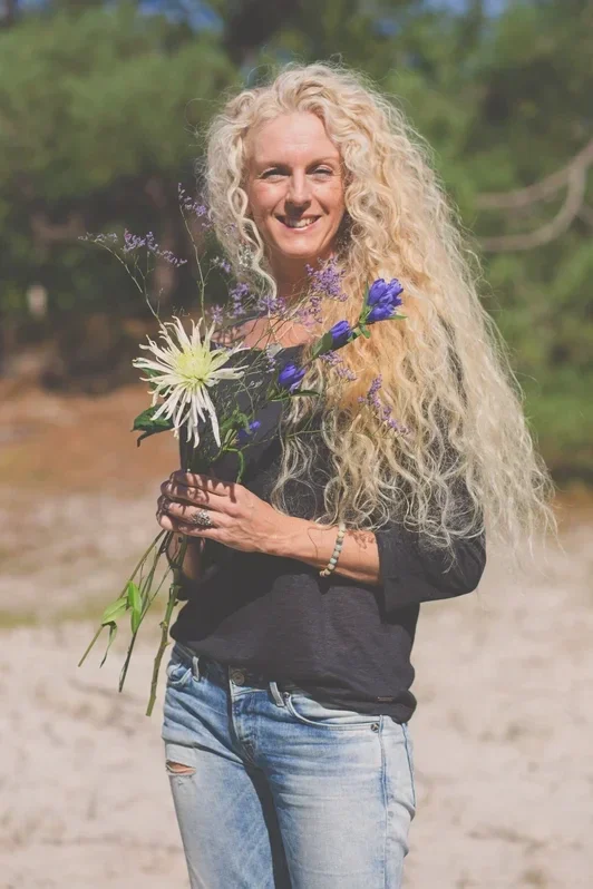 Hennep kleding New Angels, Ingrid de haan in hennep shirt, Ingrid de Haan new Angels kleding,hennep shirt New Angels, hennep top. hennep tshirt, hennep t-shirt, hemp clothing, hemp clothes. hemp fashion. hennep mode. duurzame kleding, hennep kleding voor 