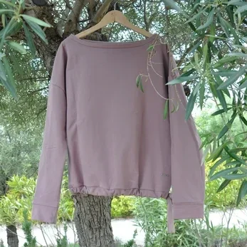 New Angels biologisch katoen sweater. Duurzame kleding van New Angels. Groene kleding is milieuvriendelijke kleding die gemaakt is van natuurlijke materialen, zoals hennep, bamboe, linnen of biologisch katoen. De productie van groen kleding heeft in het b