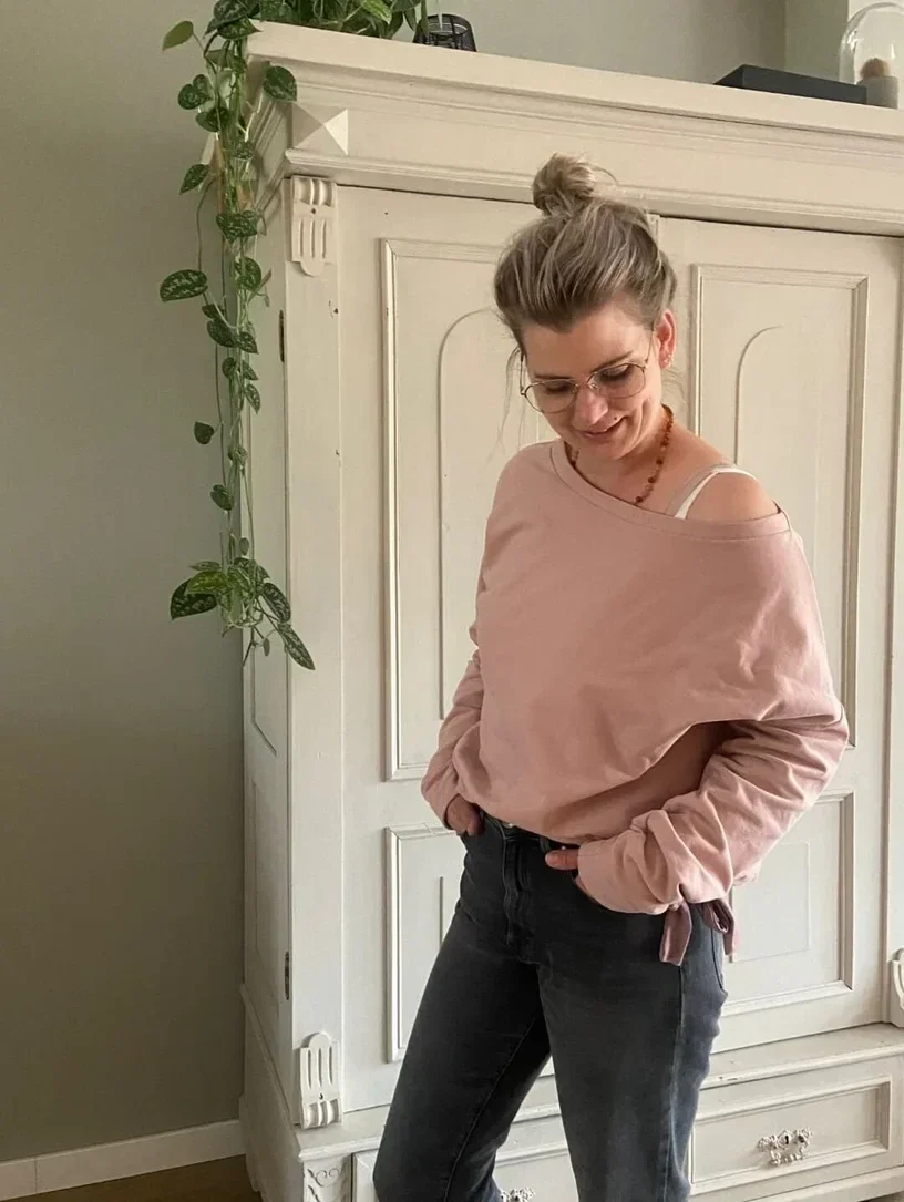 Biologisch katoen sweater van New Angels. biologische kleding van New Angels. Biokatoen en organic cotton met GOTS certificaat en keurmerk. Katoenen dameskleding van New Angels. Duurzame kleding van modemerk New Angels. off shoulder sweater. roze trui. b