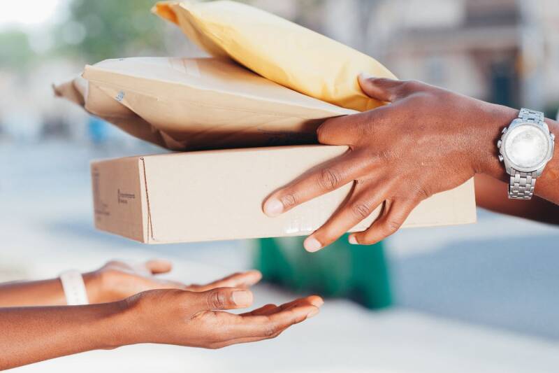 Online kleding bestellen en pakketjes ontvangen: bewust online shoppen, duurzame kleding kopen, minder retouren, minder verpakkingsafval en duurzamer omgaan met kleding. kan kleding retour gestuurd? veilig online kopen doe je zo