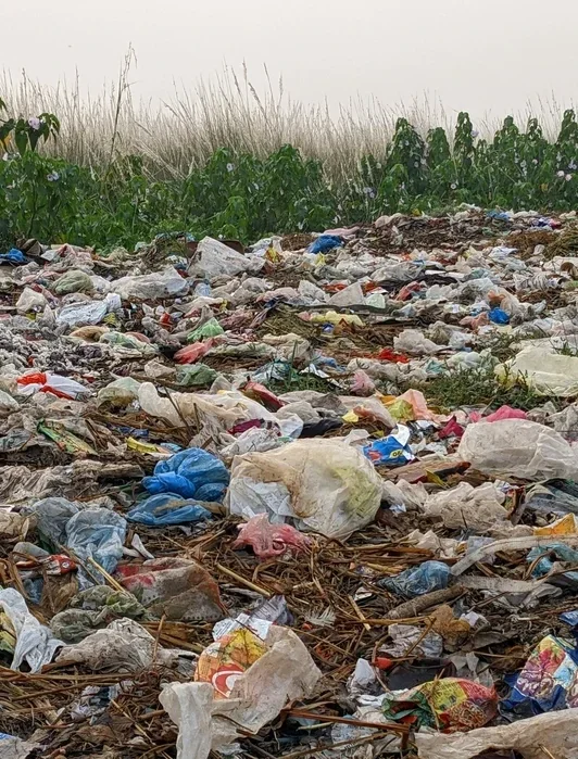 plastic soep, platic soup, microplastics en grote stukken platic. Microplastics in zee en in onze voedselketen. plastic afval. new angels duurzame kleding