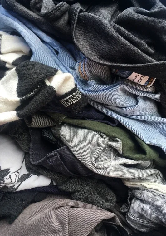 New Angels blog duurzame kleding. Let's recycle.  Waar gaat kleding heen als je het weggooit? Wat doen met oude werkkleding? Kan kleding gerecycled worden? Wat mag niet in de kledingcontainer? oude kleding inleveren. hergebruike van kleding.