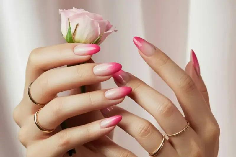 Ombre roze nagels. Deze zomer is ook neonroze helemaal terug van weggeweest. Bewijs hiervan is de lente-zomermodeshow 2025 van Alejandra Alonso Rojas en Neon Pink als nagellak. nagel trends zomer 2025. Nageltrends zomer 2025. Trendkleuren zomer 2025. Nail