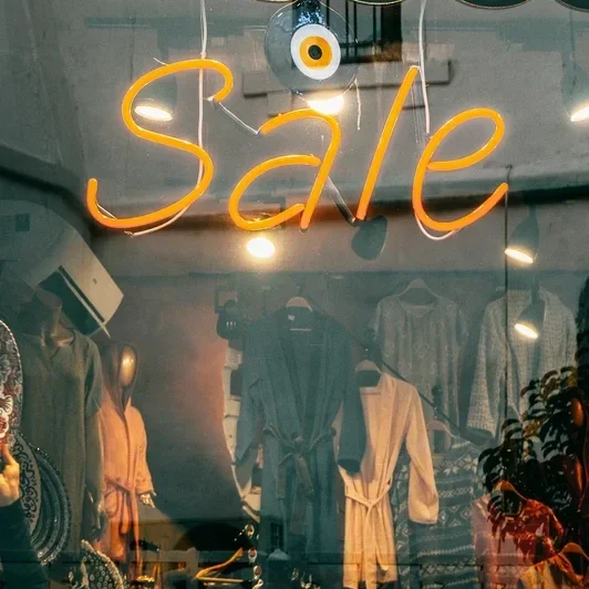 aanbieding. sale. uitverkoop. opheffingsuitverkoop. new angels. Slow fashion houdt in dat je op een meer bewuste, holistische manier met kleding omgaat. Je kijkt dus niet alleen naar het kledingstuk dat voor je hangt