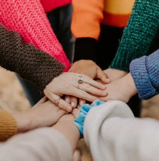Wat betekent het Fairtrade-logo? Van alle keurmerken stelt Fairtrade de hoogste eisen aan productieomstandigheden en prijzen. Die moet duurzaam zijn voor mens en natuur. Ook controleren ze de productieketens.