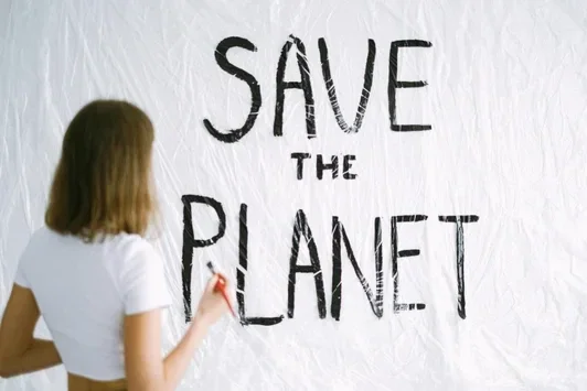mode industrie. mode industrie vervuilend. Hoe vervuilend is de fashion industrie? Hoeveel vervuiling veroorzaakt de mode-industrie? Hoeveel bedraagt de vervuiling van de mode-industrie? Wat is de impact van de kledingindustrie op het milieu?