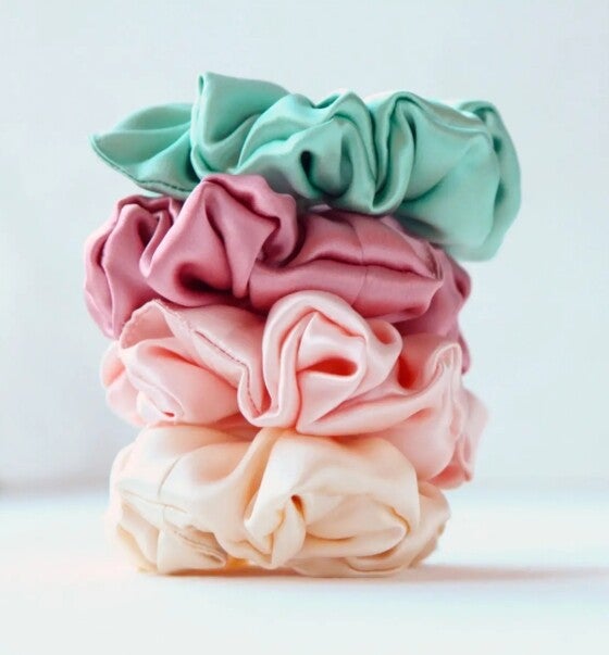 Scrunchies van new angels. Wat betekent scrunchie? Hoe heette vroeger een scrunchie? Hoe draag je een scrunchie in je haar? Waar koop je leuke haaraccessoires? Is een scrunchie goed voor je haar? Hoe duur is een scrunchie? Hoe lang moet een scrunchie zijn